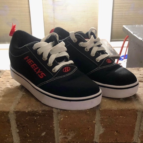 Heelys GR8 Pro 20 Skate Shoes HE100757 Youth 4 Black Sneakers Red Logo - Picture 1 of 4